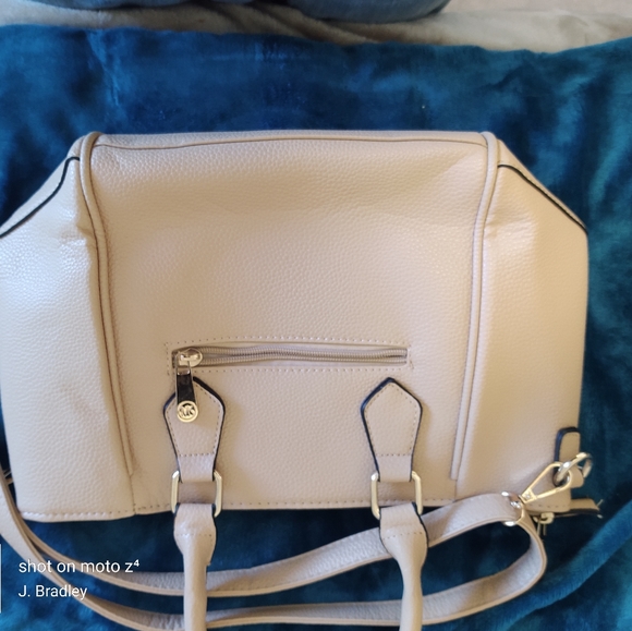 Michael Kors Shoulder or Tote Bag. Used like New. - Picture 3 of 7